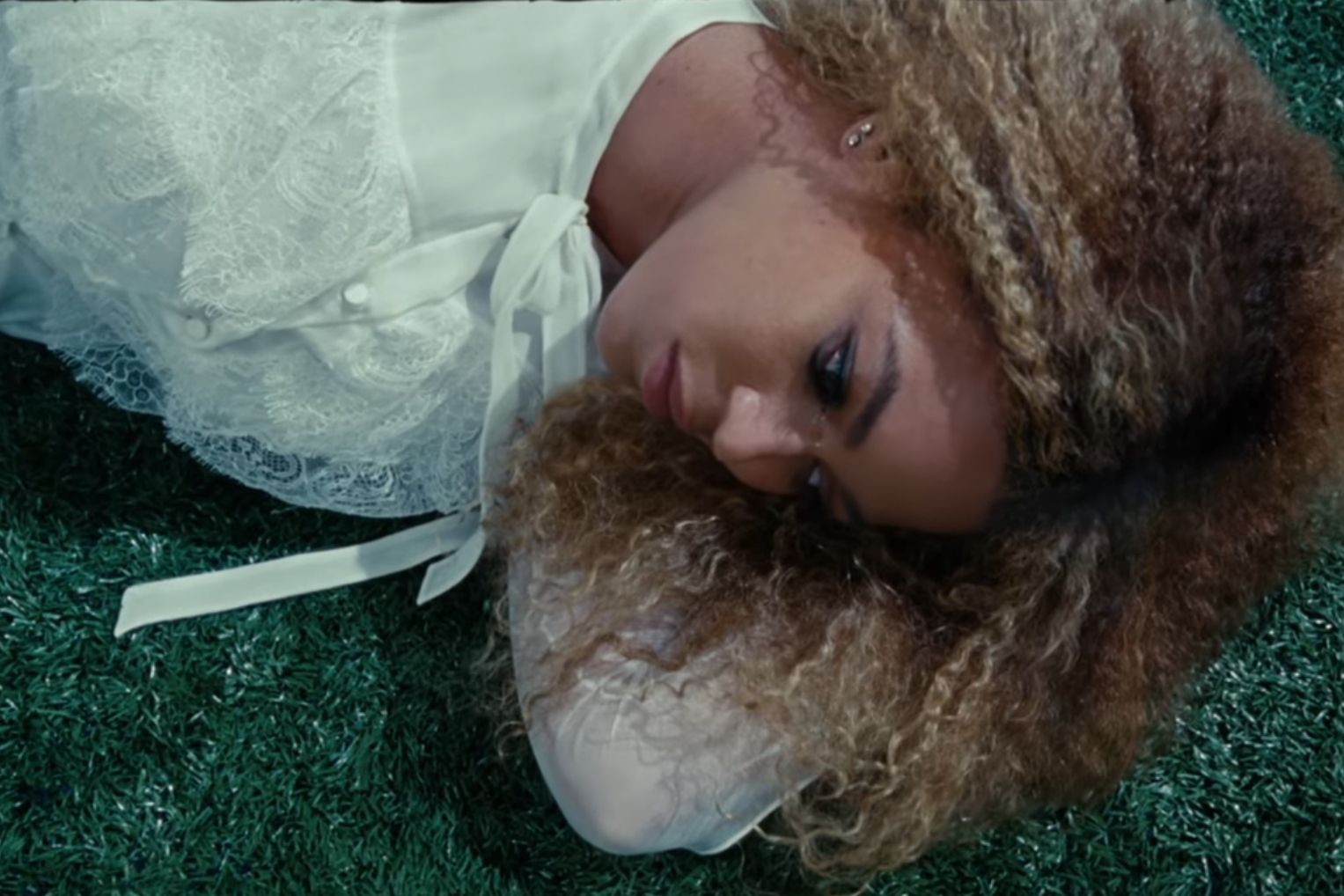 A cantora Beyoncé em cena do vídeo de “Love Drought”, retirado do filme Lemonade (2016)