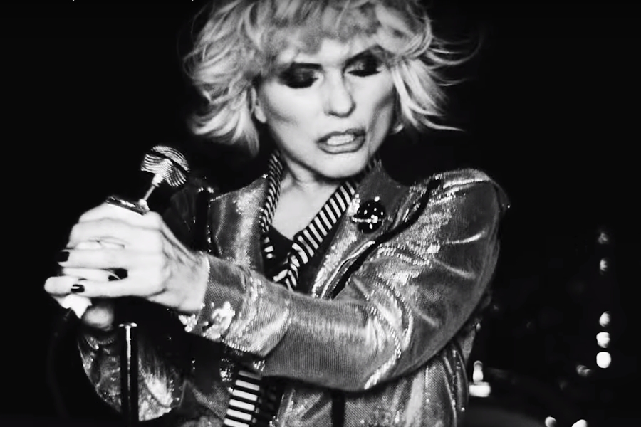 Debbie Harry no clipe de "Fun", do Blondie