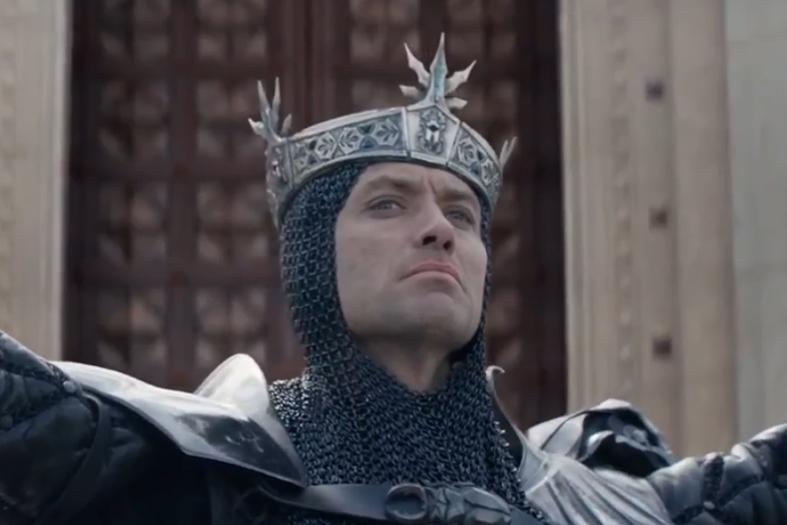 Jude Law em cena do filme Rei Arthur: A Lenda da Espada