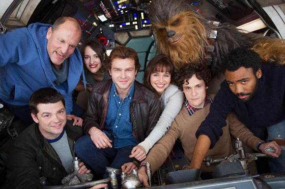 Elenco do spin-off de Star Wars sobre juventude Han Solo de reúne para primeira foto