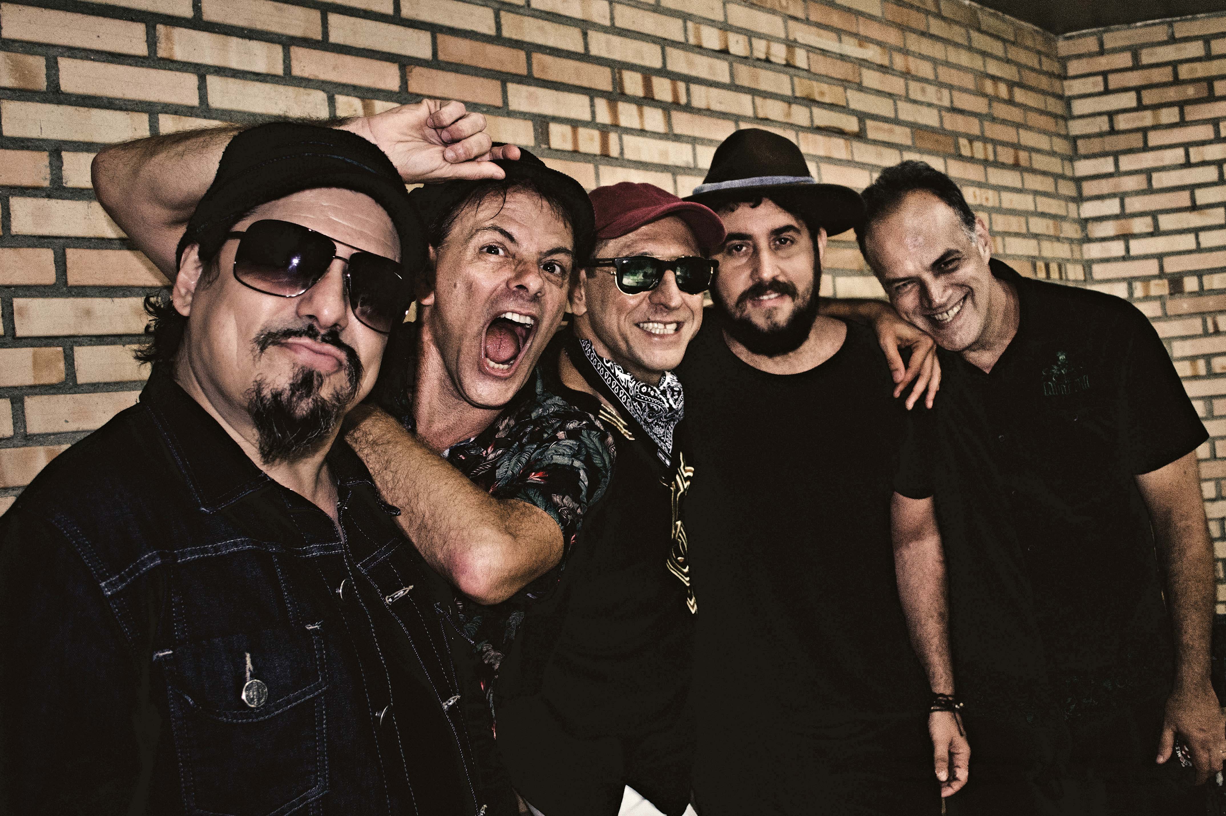 Casa Nova  Rodrigo Suricato (de chapéu, sem óculos) posa ao lado dos novos colegas de banda: (da esq. para a dir.) Maurício Barros, Rodrigo Santos, Guto Goffi e Fernando Magalhães