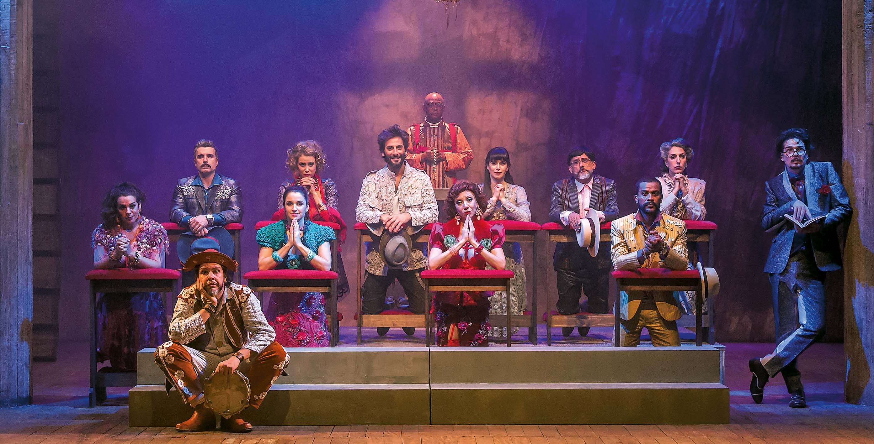 Outro formato  O elenco de Roque Santeiro, com Mel Lisboa como Mocinha e Zeca Baleiro na direção musical