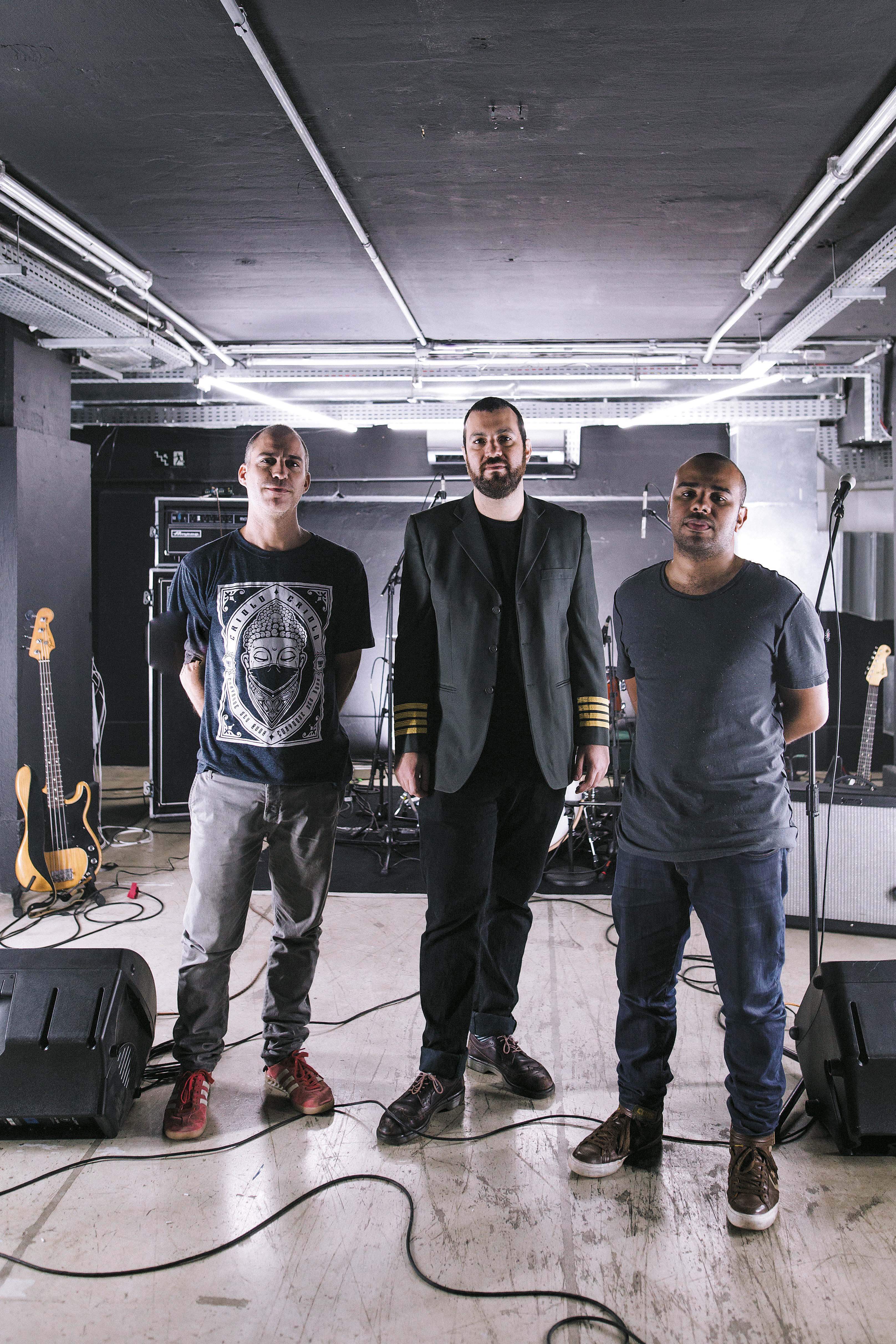 Em Produção  Marcelo Cabral, Dinucci e Sérgio Machado (da esq. para a dir.) em estúdio, trabalhando no álbum solo do guitarrista