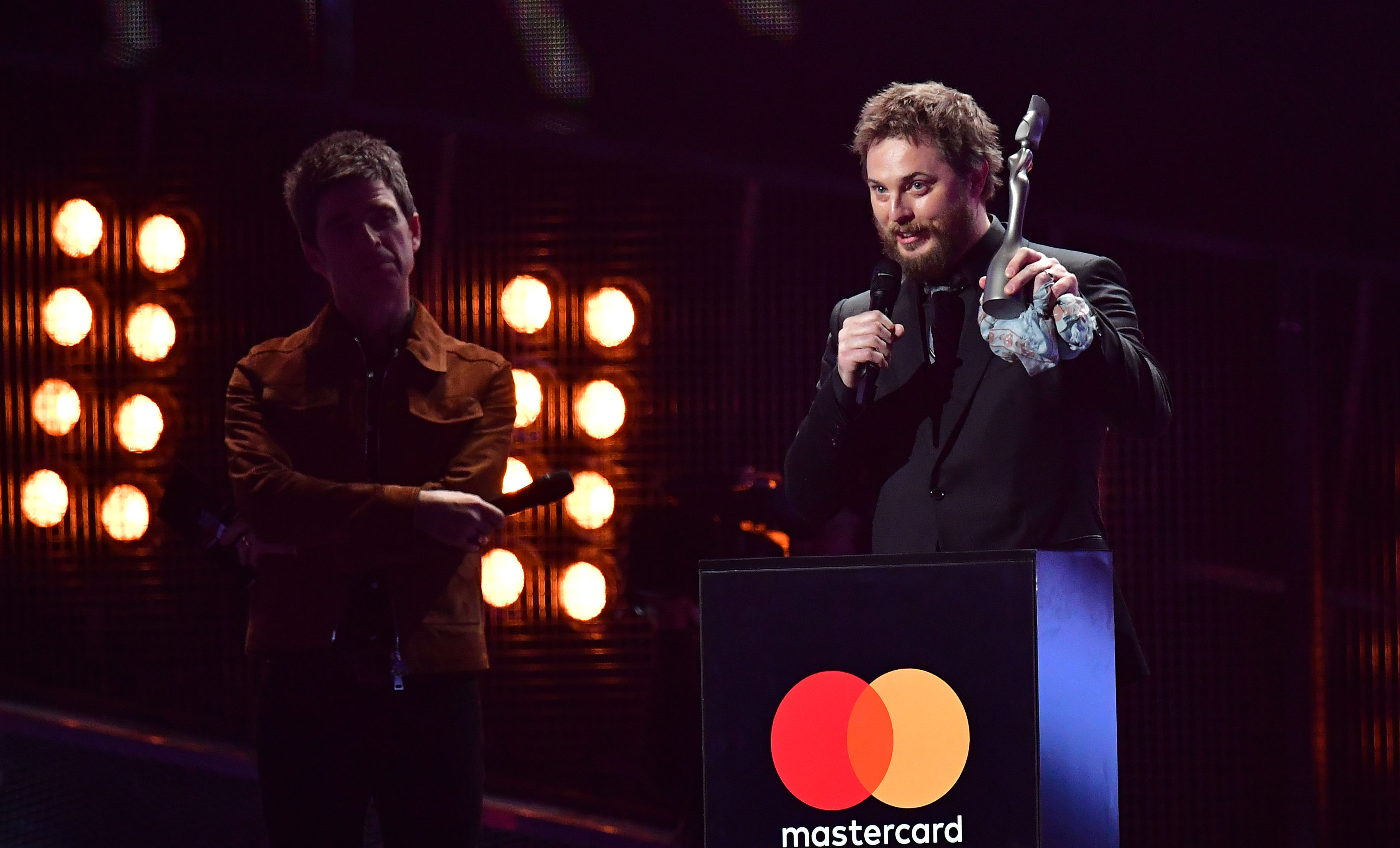 Duncan Jones, filho de David Bowie, recebendo prêmio de Álbum do Ano pelo pai no BRIT Awards de 2017