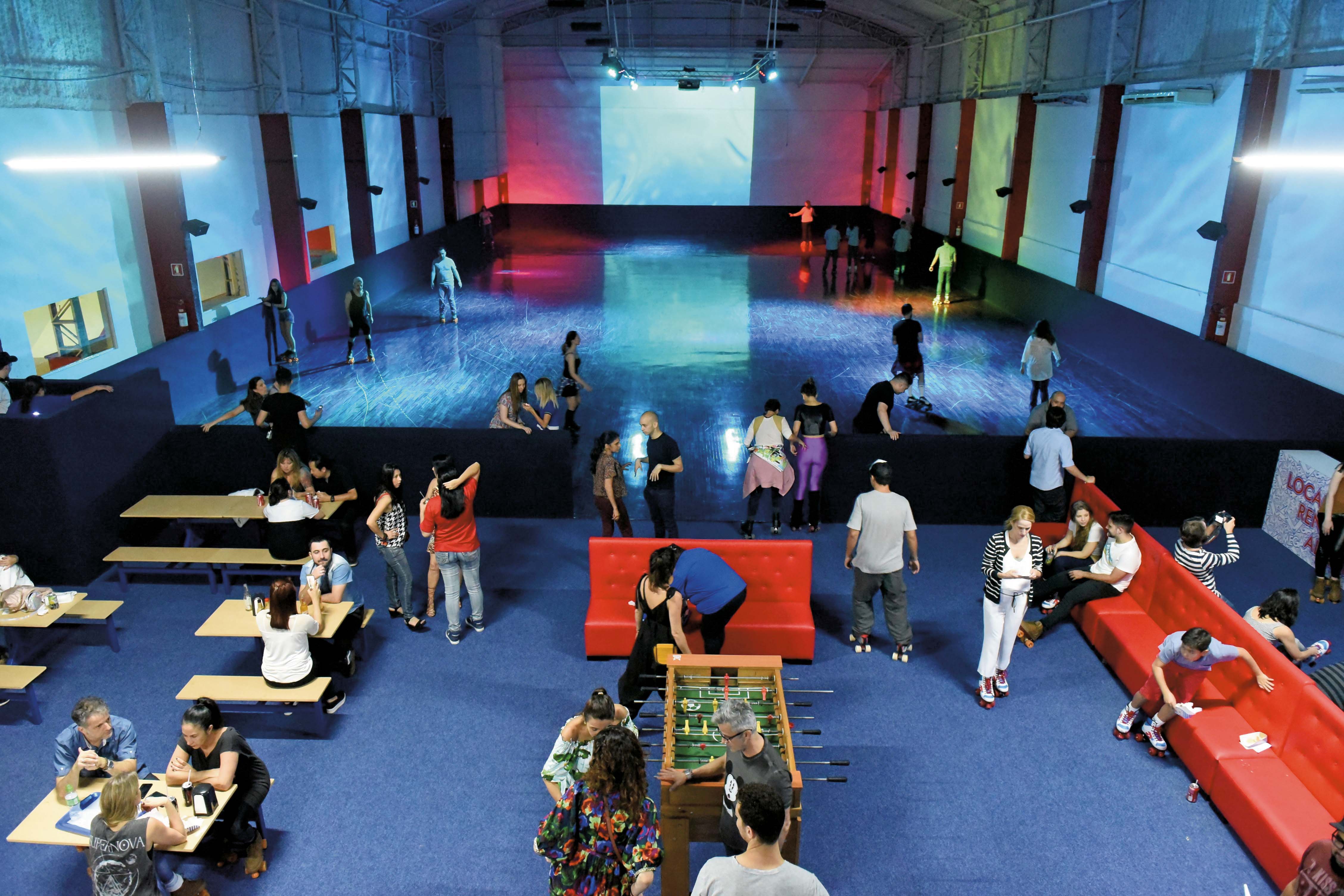 O espaço lembra antigas pistas de patinação