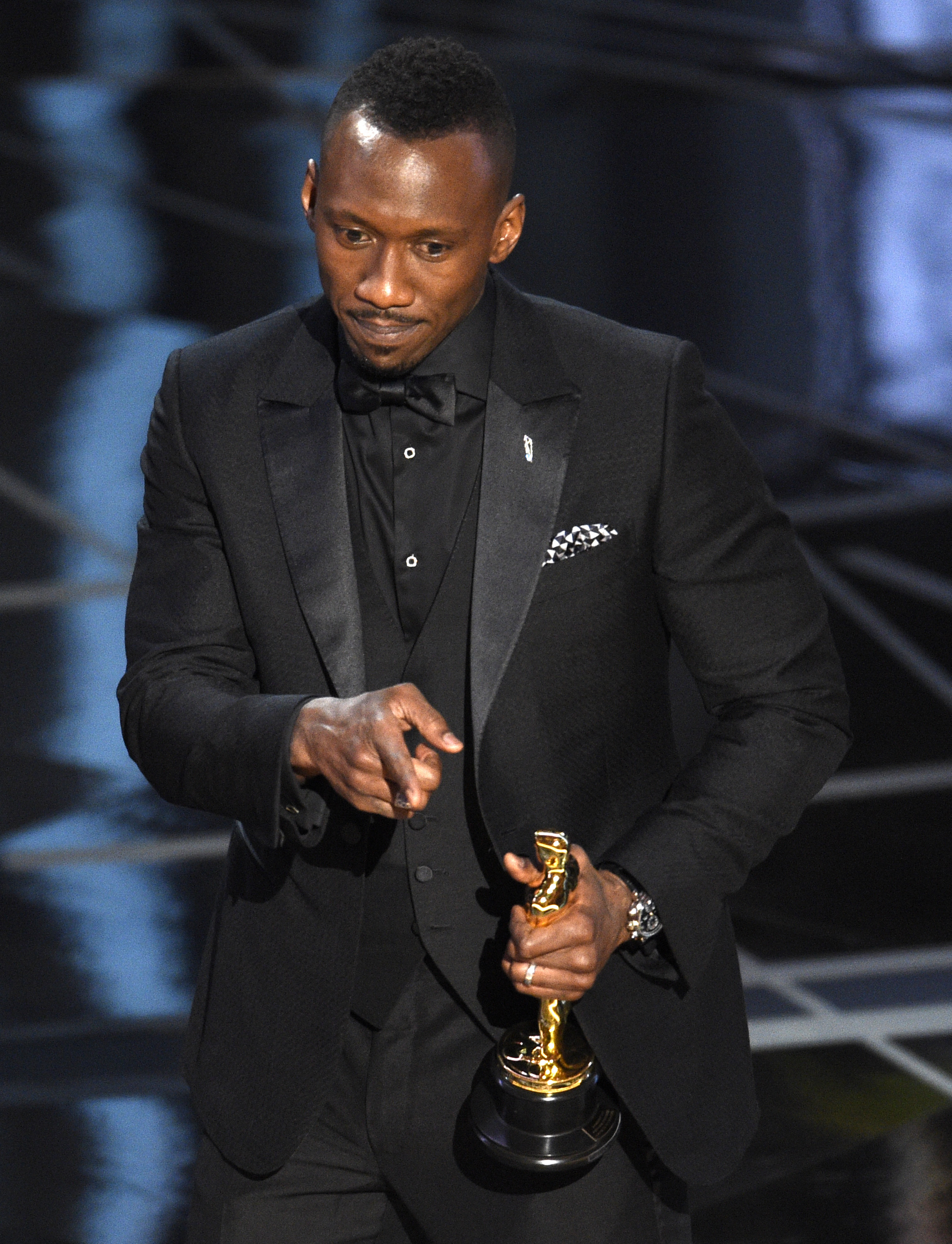 Mahershala Ali recebendo o prêmio Oscar de Melhor Ator Coadjuvante pelo papel em Moonlight: Sob a Luz do Luar