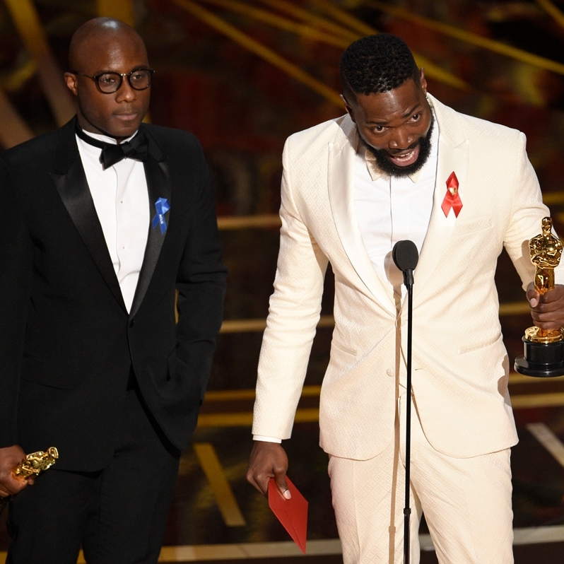 Barry Jenkins (na esquerda) e Tarell Alvin McCraney aceitando o Oscar de Melhor Roteiro Adaptado por Moonlight: Sob a Luz do Luar