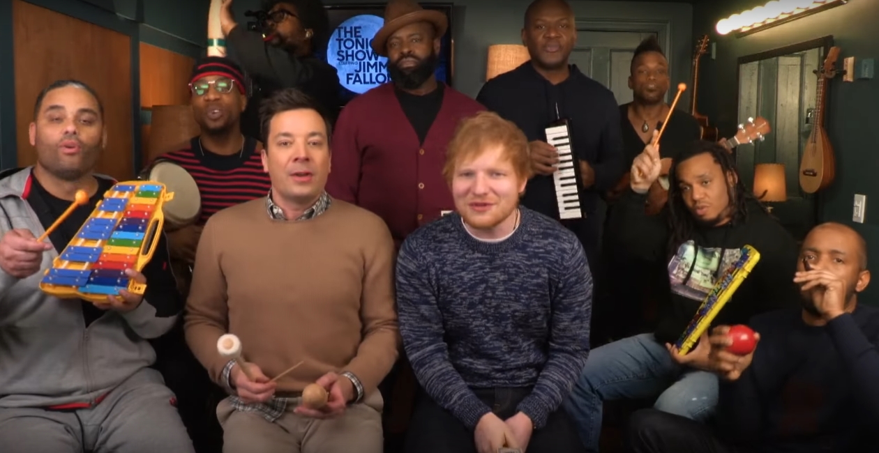 Ed Sheeran tocou "Shape of You" com instrumentos de brinquedo no The Tonight Show com Jimmy Fallon