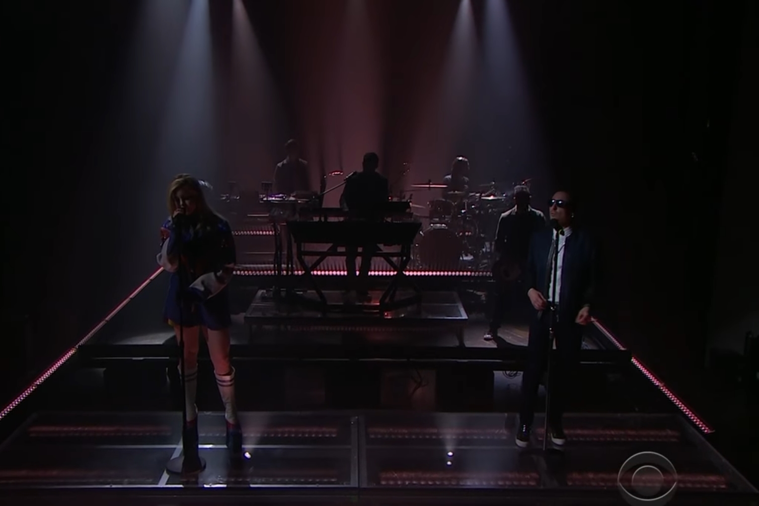 Linkin Park e Kiiara apresentando o single "Heavy" no programa The Late Late Show, de James Corden