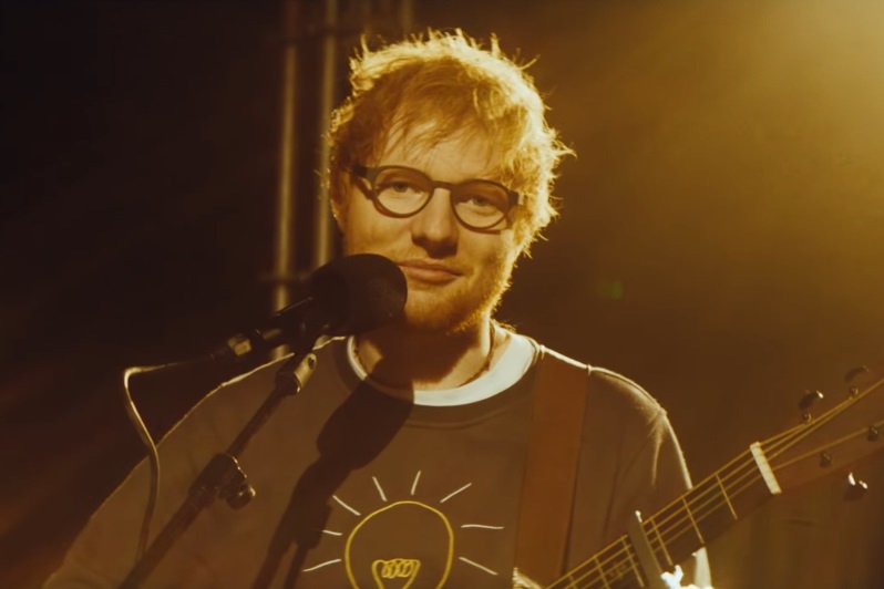 Ed Sheeran no vídeo de "Eraser"