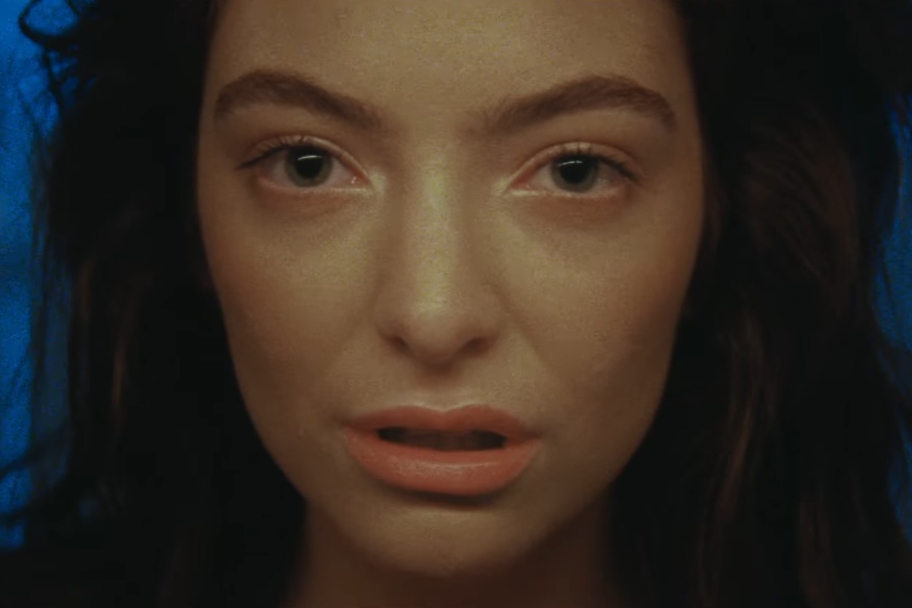 A cantora Lorde em cena do clipe de “Green Light”