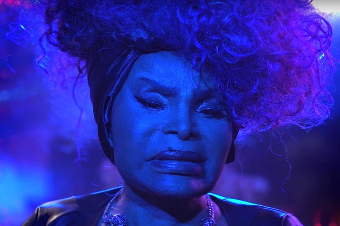 A cantora Elza Soares no videoclipe de "A Mulher do Fim do Mundo"