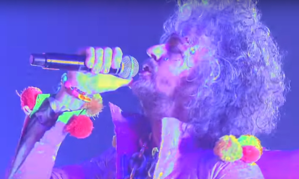 Wayne Coyne na apresentação do Flaming Lips no The Late Show