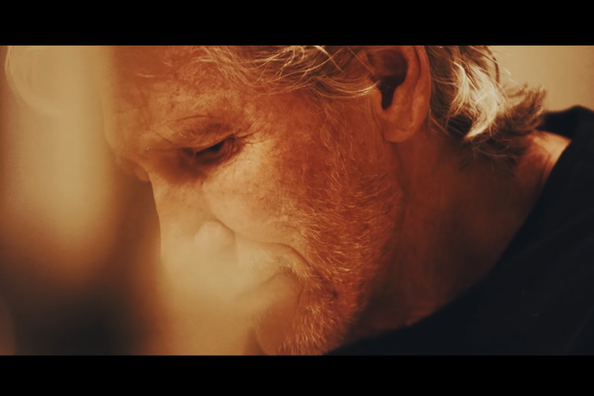 Roger Waters em cena de teaser do disco solo dele, Is This the Life We Really Want?