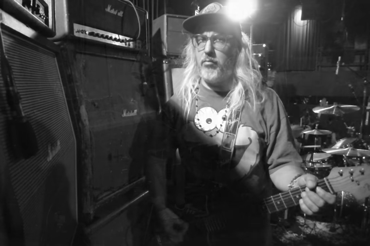 J Mascis, do Dinosaur Jr., em cena do clipe de “Knocked Around”