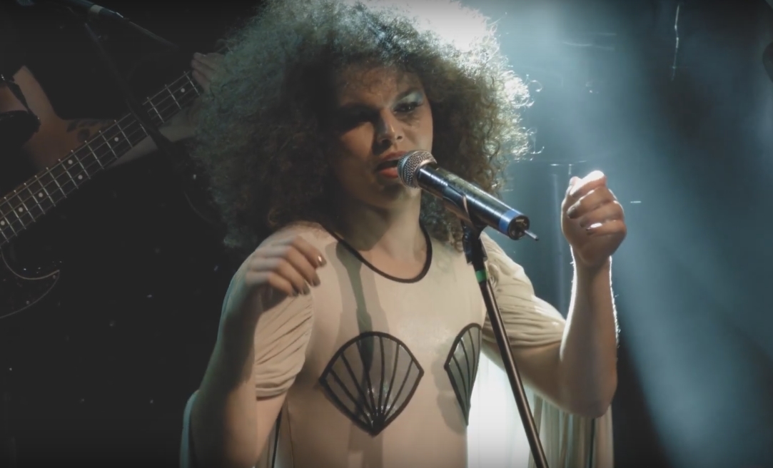 A cantora Assucena Assucena no clipe do grupo As Bahias e a Cozinha Mineira para "Fumaça"