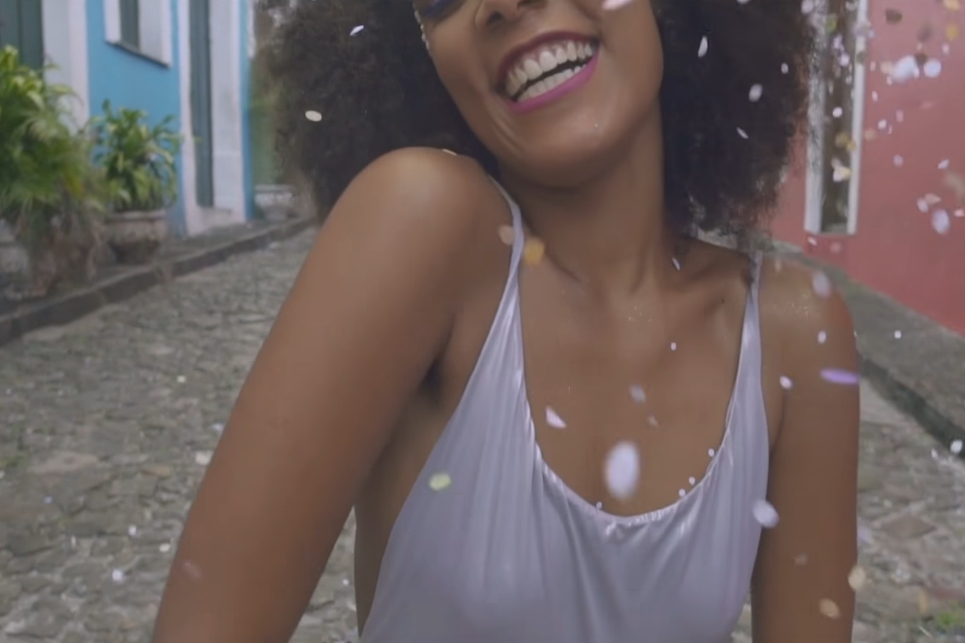 Cena do clipe de "Baiana", de Emicida com participação de Caetano Veloso