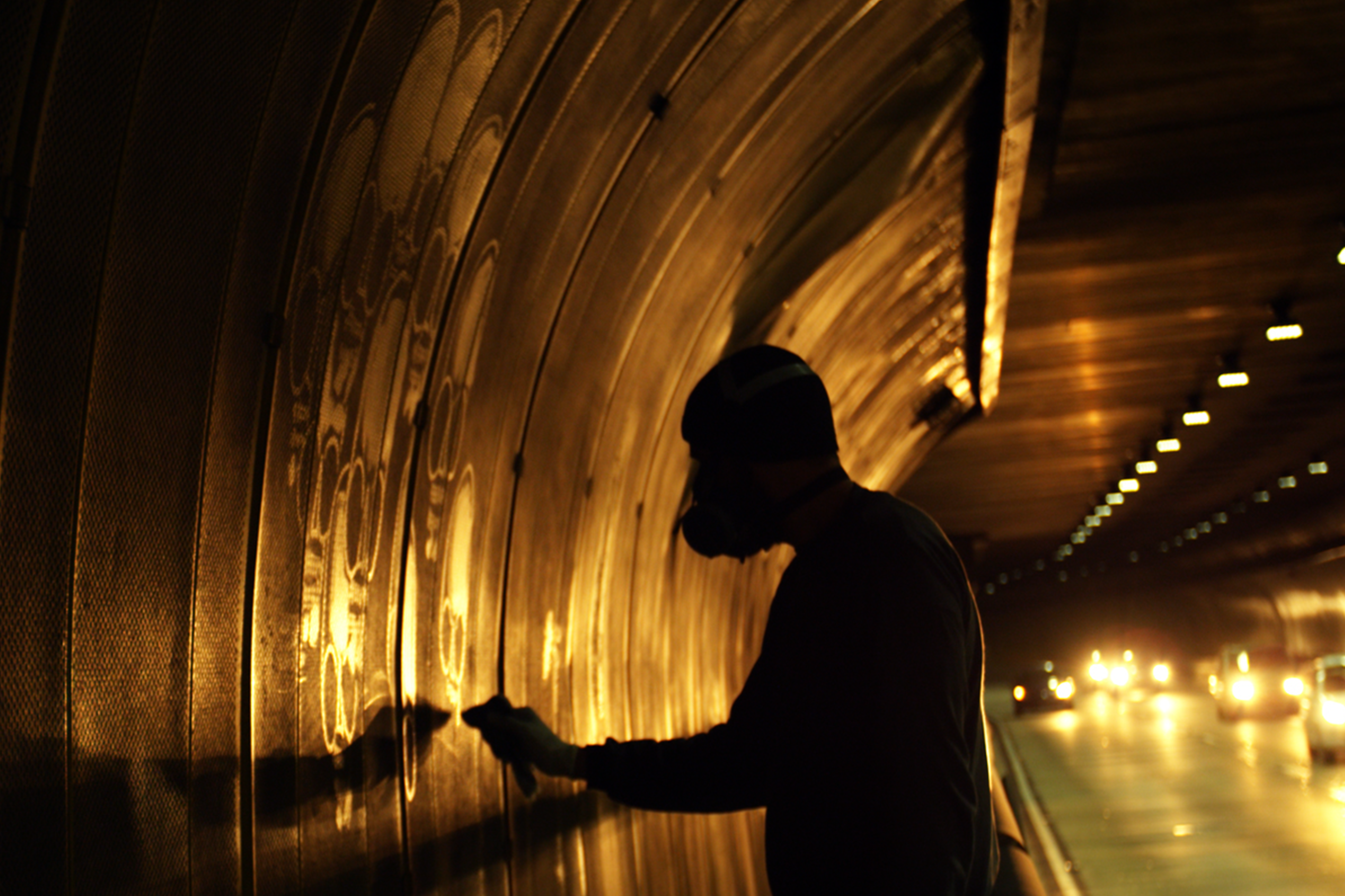 Trabalho Sujo    Alexandre Orion durante a criação de “Ossário”. O projeto foi realizado em 2006, a partir da fuligem acumulada no túnel Max Feffer, em São Paulo