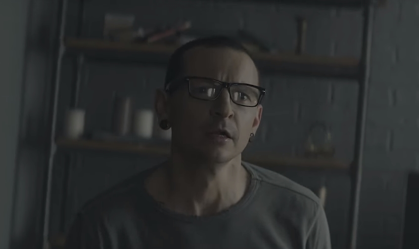 Chester Bennington no clipe de "Heavy", novo single do Linkin Park