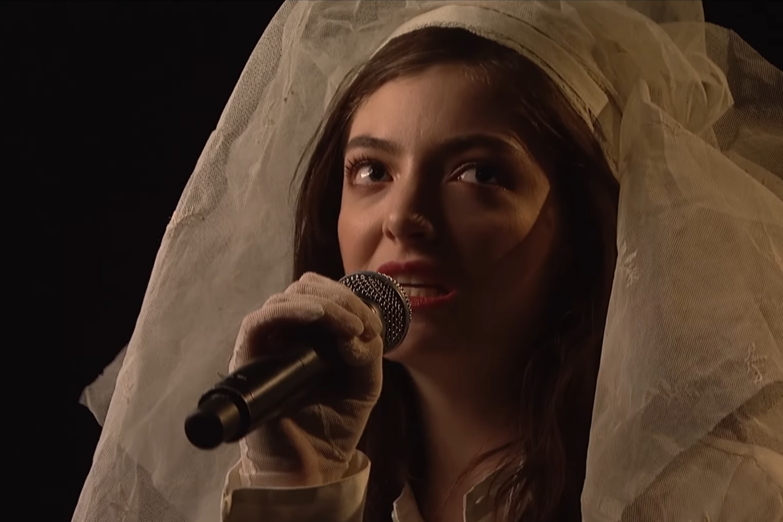 Lorde durante performance da música “Liability”  no Saturday Night Live