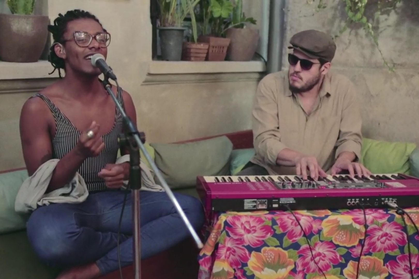 Liniker em vídeo de performance para o Stripped Sessions, da Red Bull