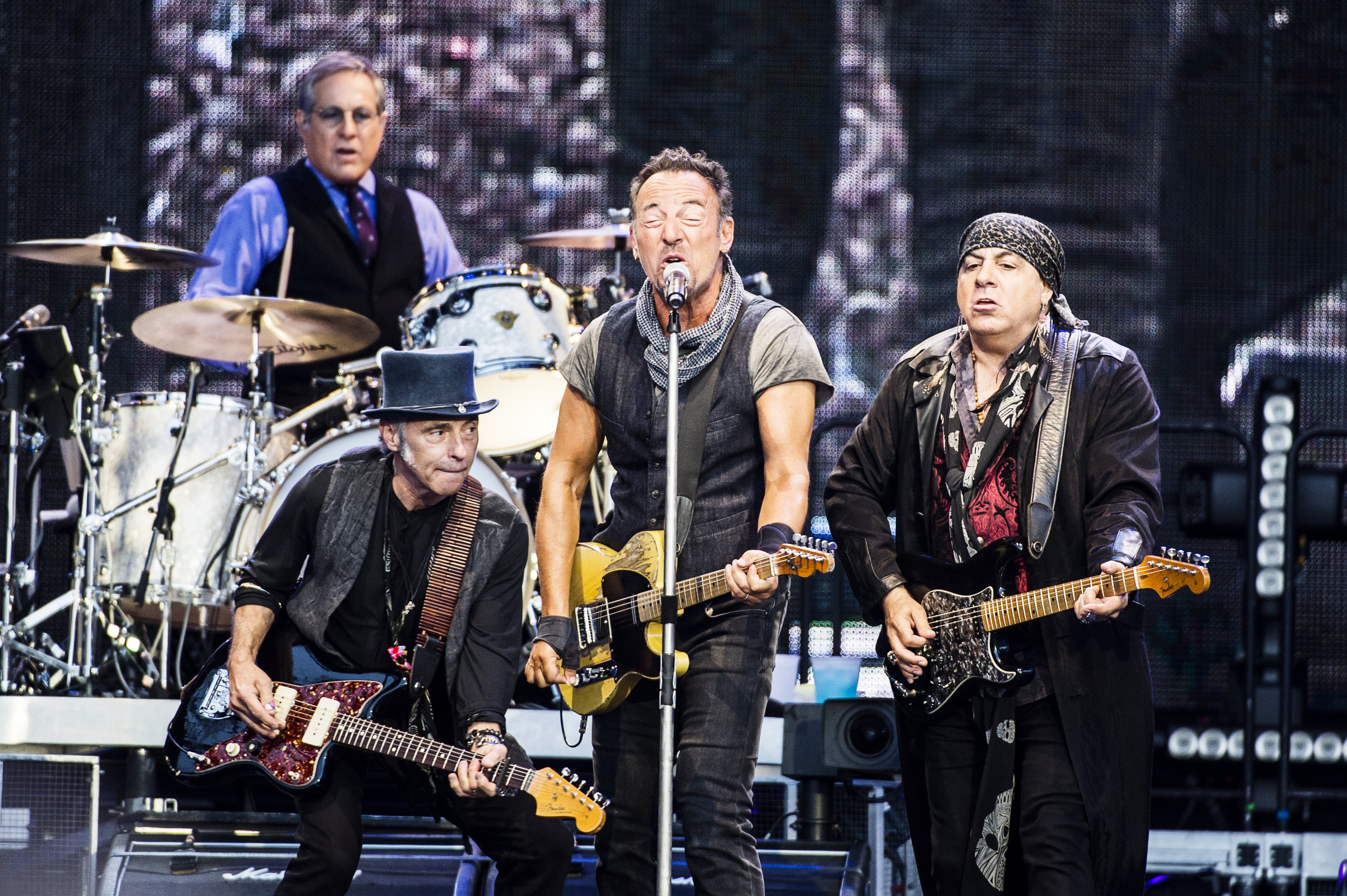 Nils Lofgren à direita de Bruce Springsteen