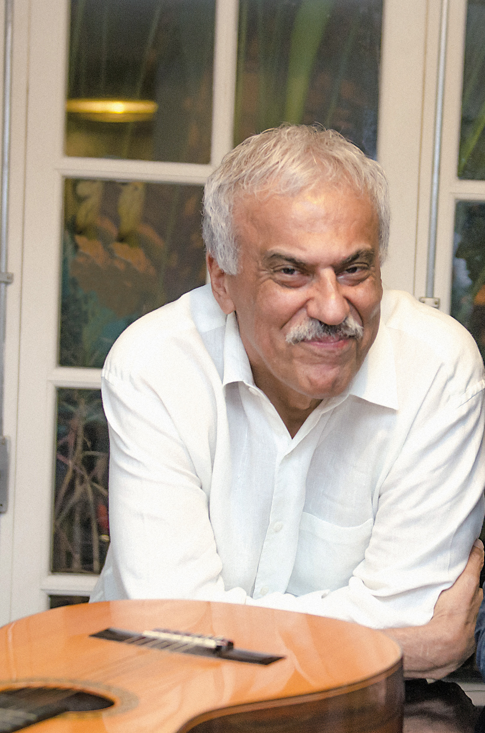 Outros tons  Danilo Caymmi foge do piano ao recriar a obra de Tom Jobim