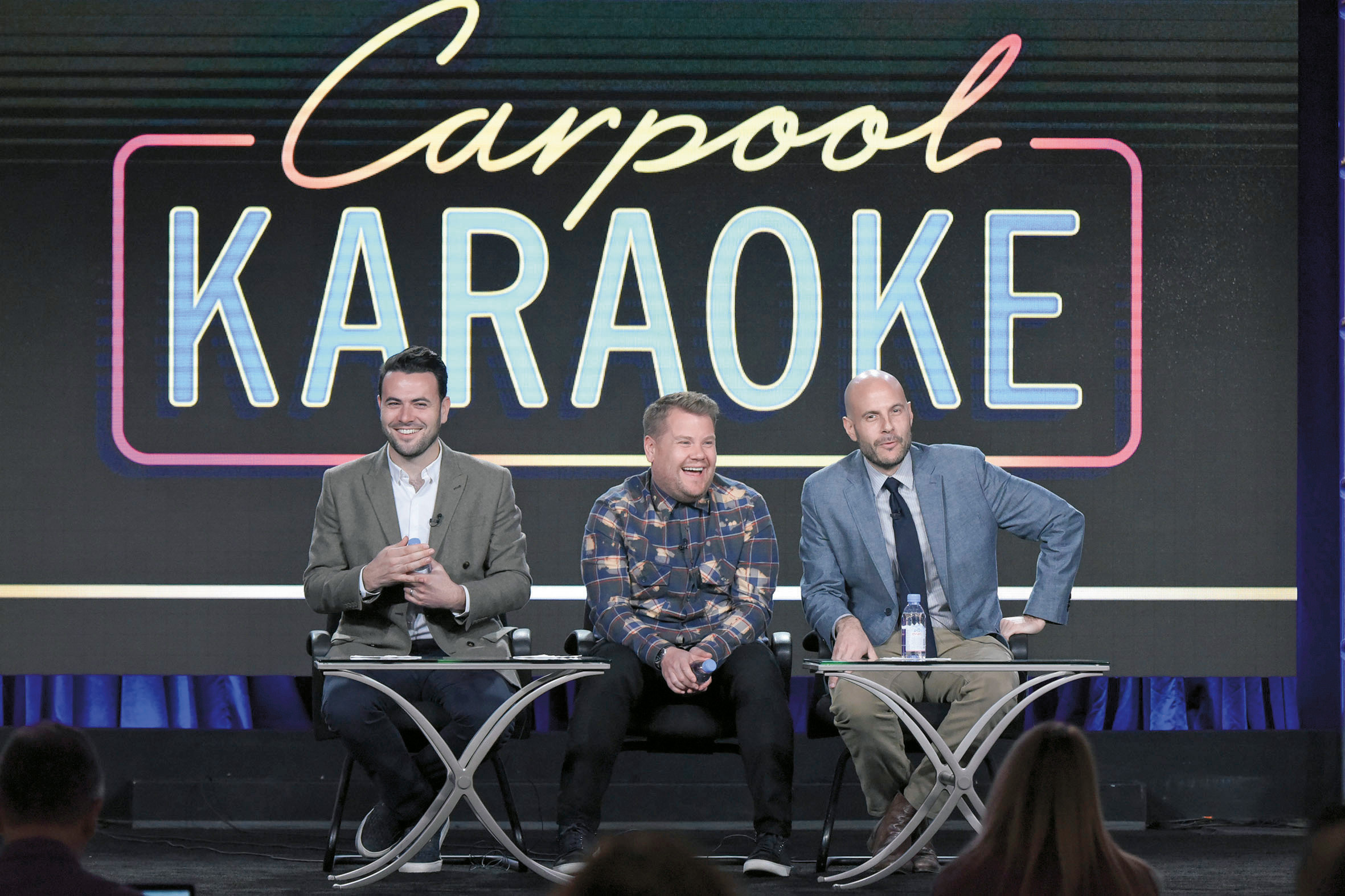 Alto e bom som  James Corden (ao centro) com Ben Winston e Eric Pankowski, da CBS TV, em um painel falando sobre o Carpool Karaoke – The Series, exclusivo para a Apple Music