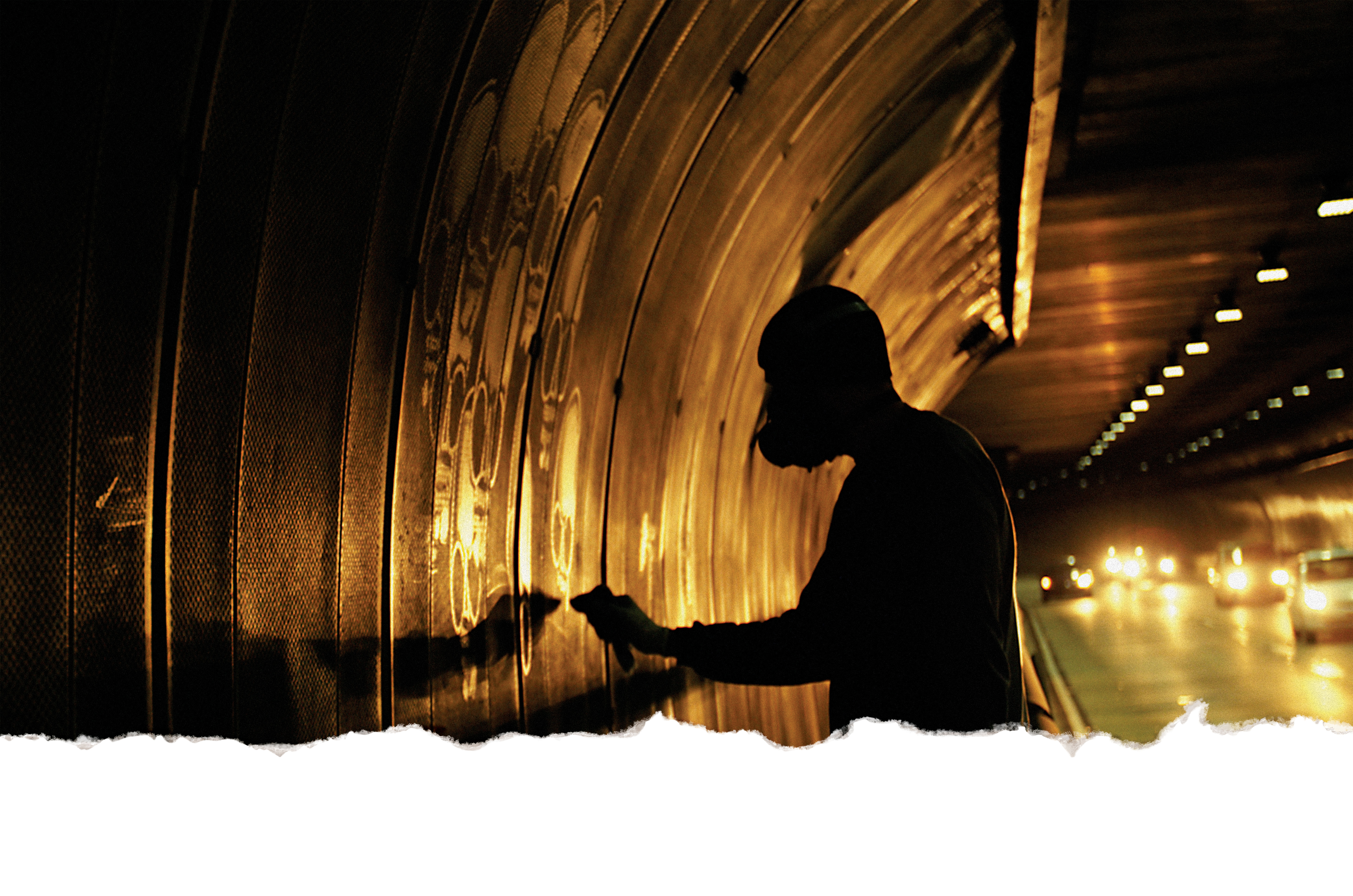 Trabalho sujo  Alexandre Orion durante a criação de “Ossário”. O projeto foi realizado em 2006, a partir da fuligem acumulada no túnel Max Feffer, em São Paulo