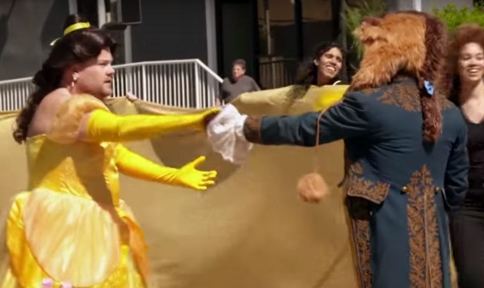 James Corden e Dan Stevens recriaram A Bela e a Fera no meio do trânsito de Los Angeles, nos Estados Unidos