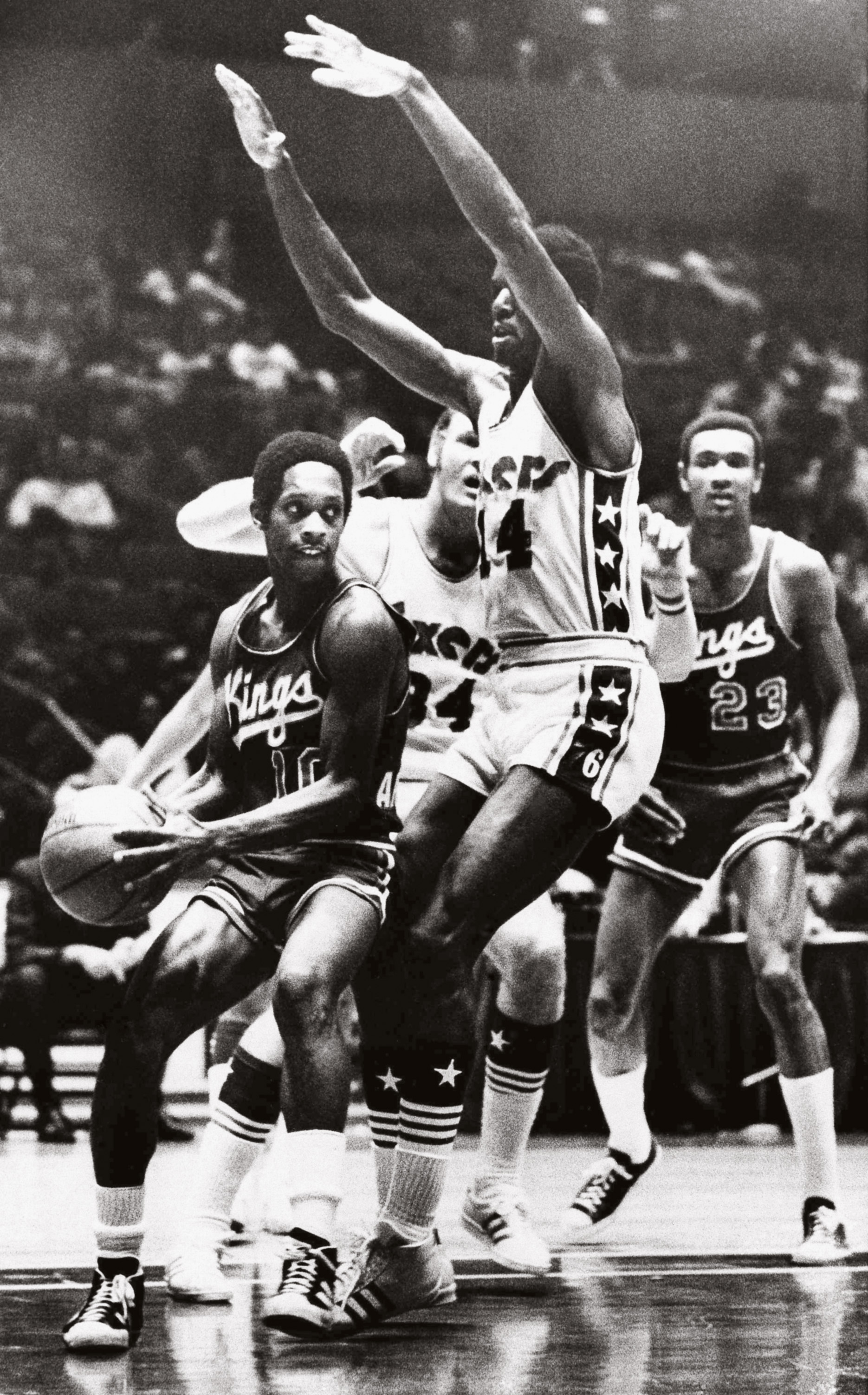 Dois Universos  Nate Archibald, camisa 10 do Kansas City-Omaha Kings, usando um PRO-Keds em 1972.