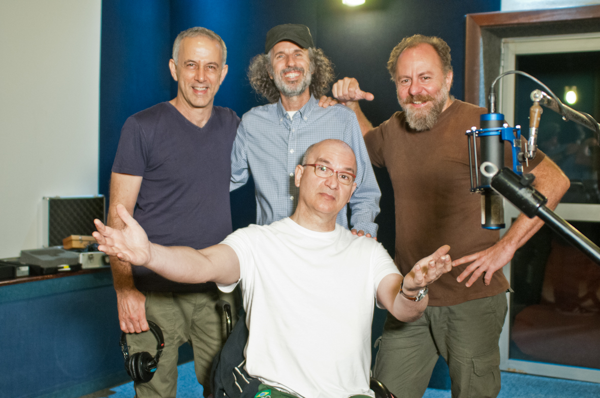 Os integrantes do Paralamas do Sucesso e o produtor Mario Caldato Jr. em estúdio