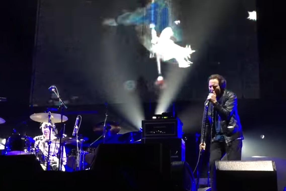 Os ex-companheiros de Pearl Jam Eddie Vedder e Jack Irons durante performance conjunta
