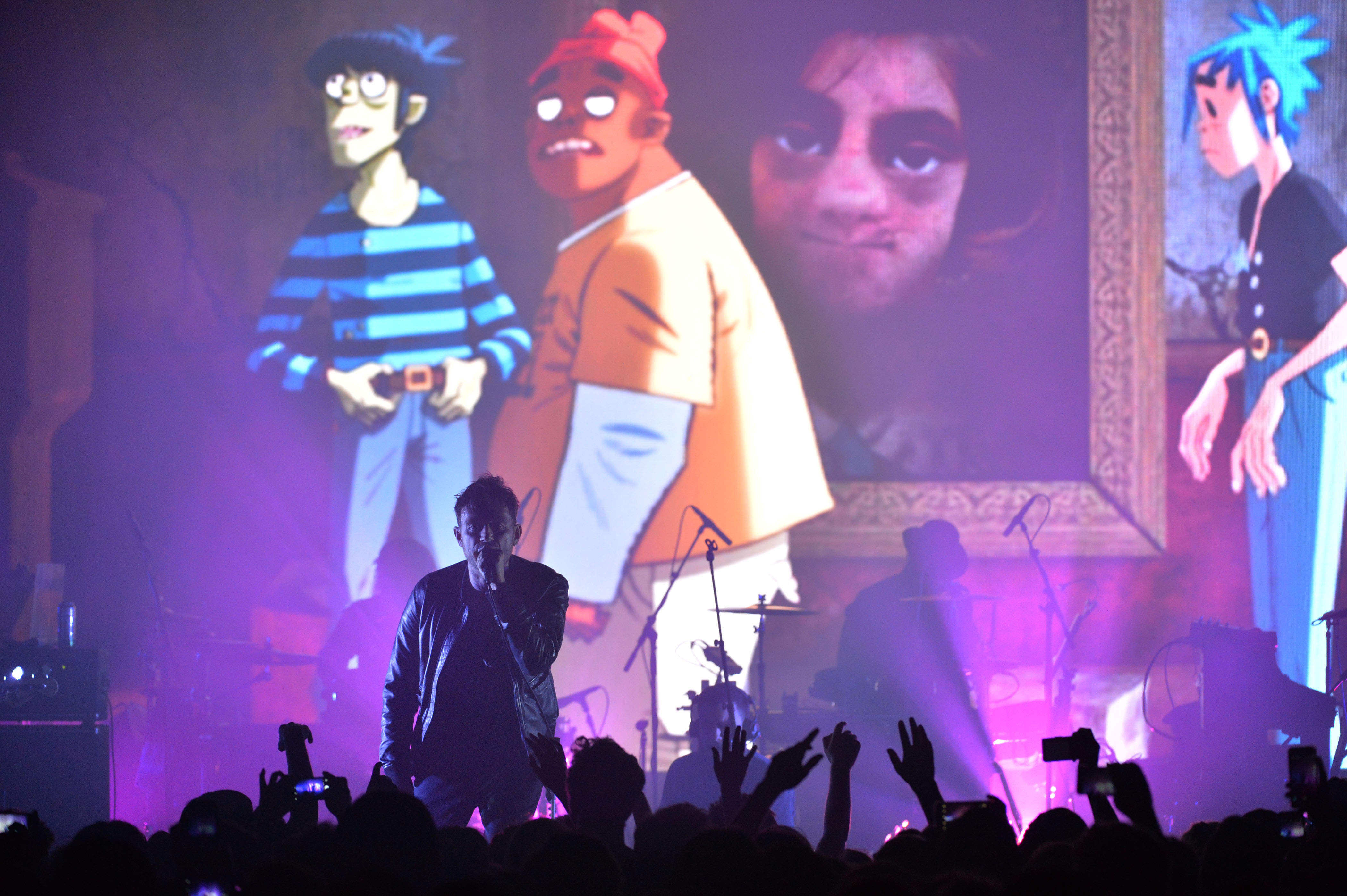 Damon Albarn à frente do Gorillaz durante show em Londres, na Inglaterra, em março de 2017