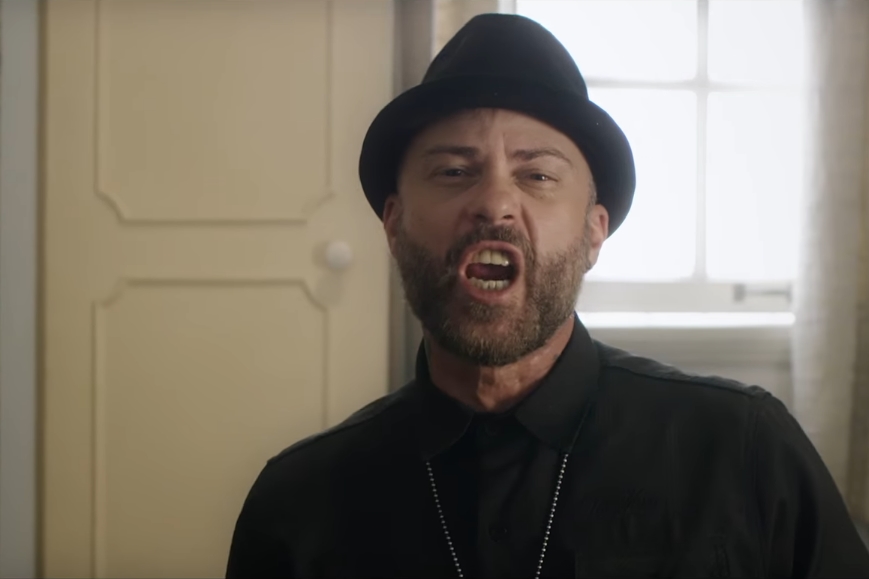 O vocalista Egypcio (Tihuana) em clipe do Urbana Legion