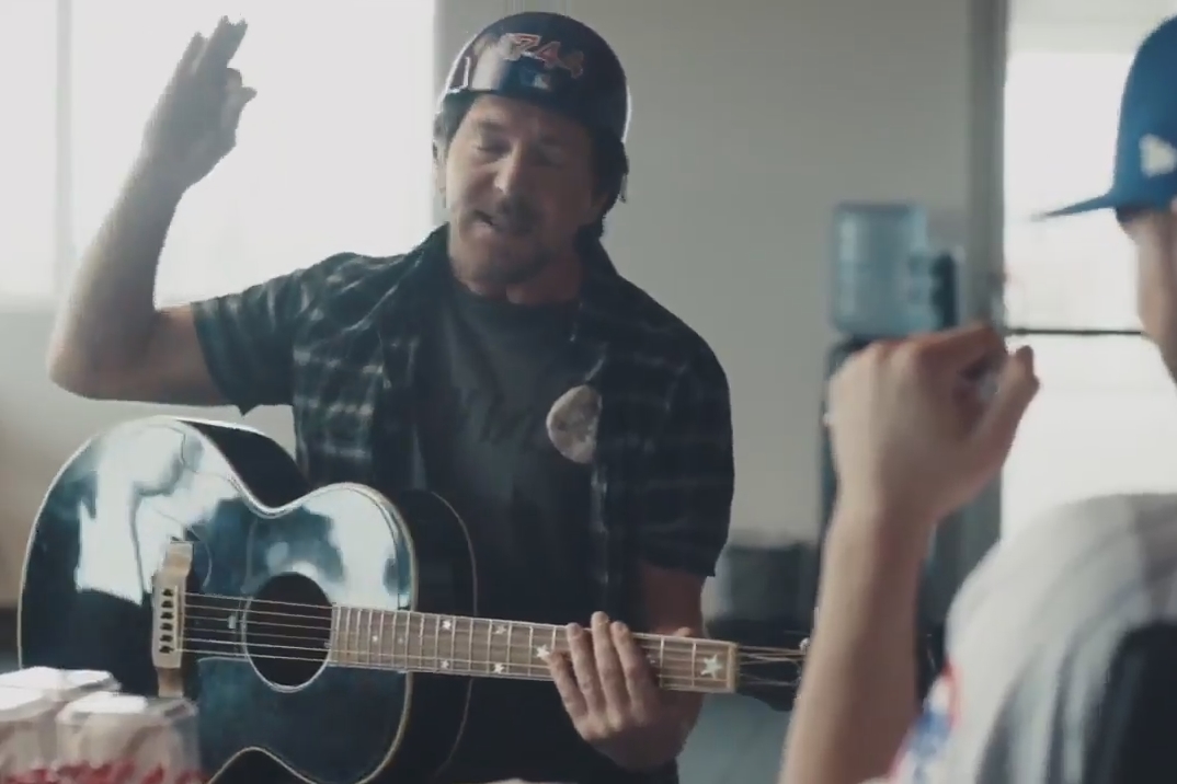 Eddie Vedder em comercial do time de basebol Chicago Cubs