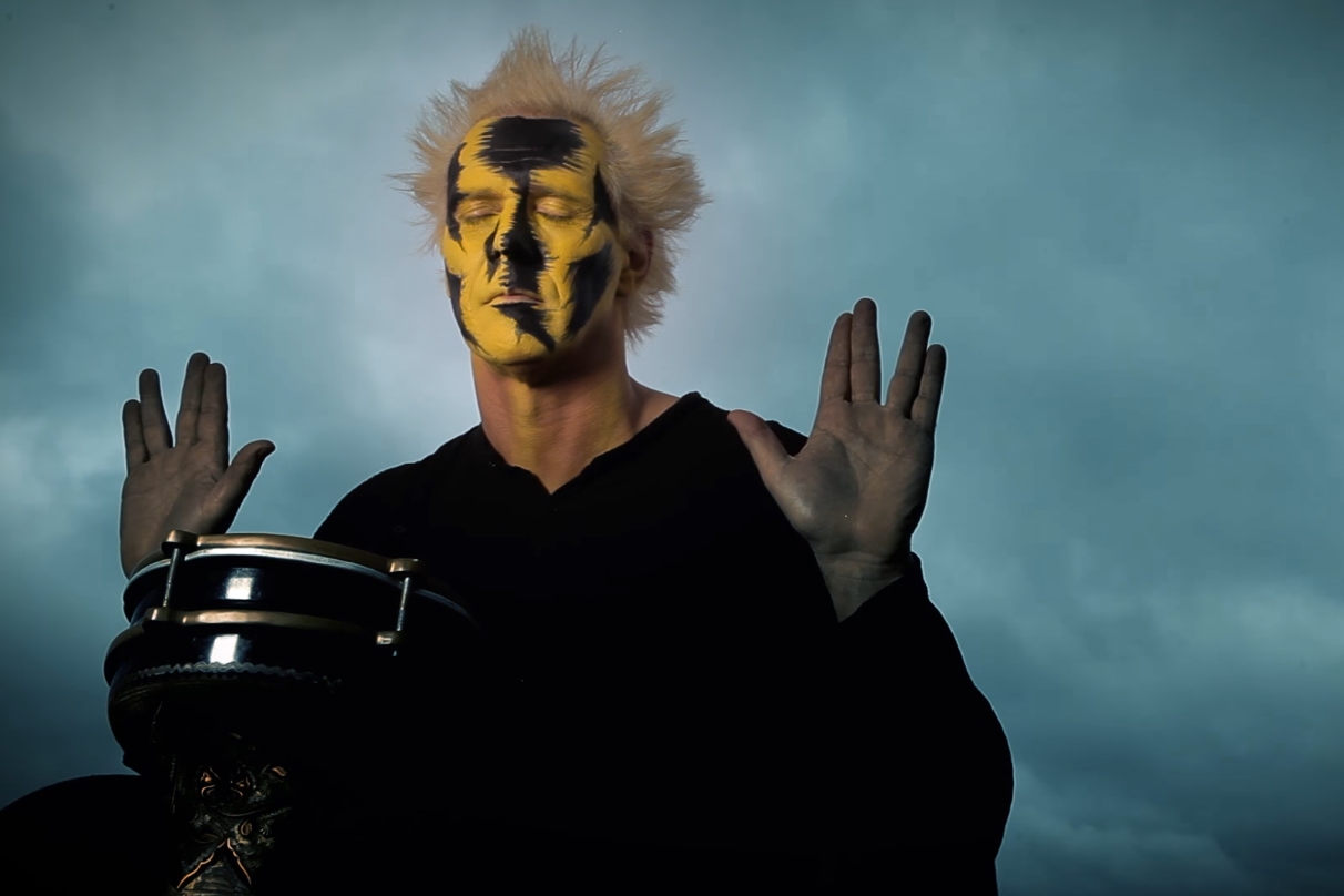 Supla em cena do clipe de “Extremistas Fundamentalistas”