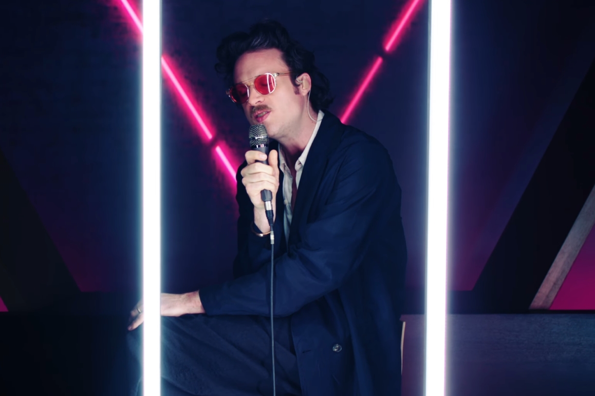 Father John Misty no programa de TV alemão Neo Magazin Royale