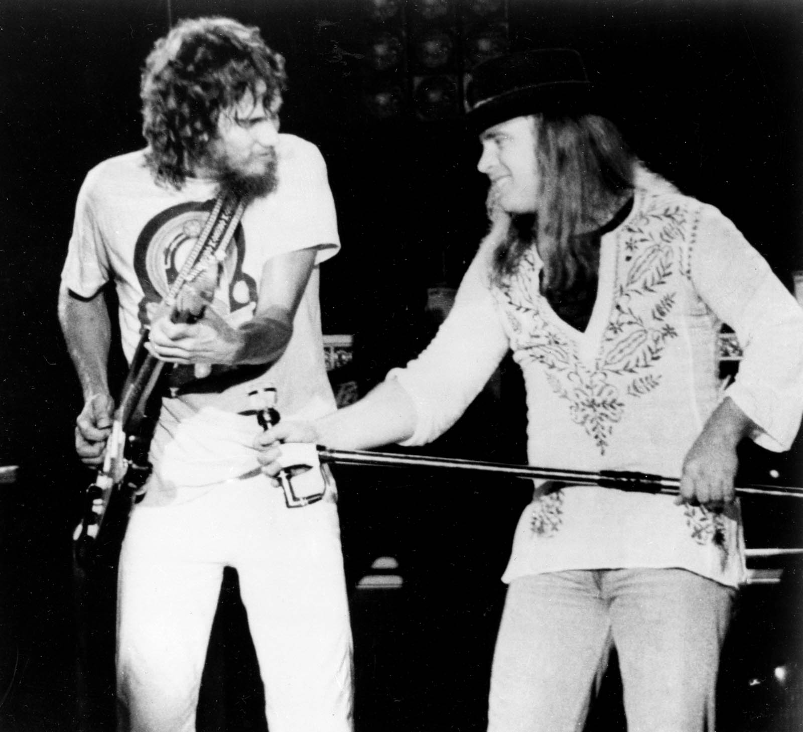 O vocalista Ronnie Van Zant (à dir.) e o guitarrista Steve Gaines, da banda Lynyrd Skynyrd