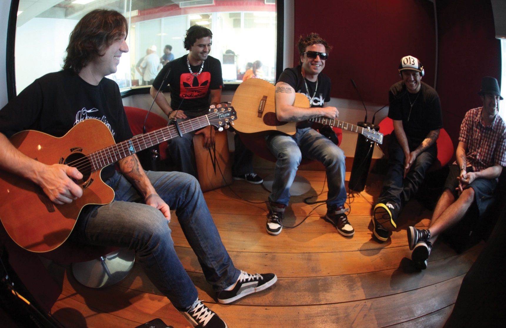 Charlie Brown Jr. em foto publicada no livro biográfico da banda, Eu Estava Lá Também