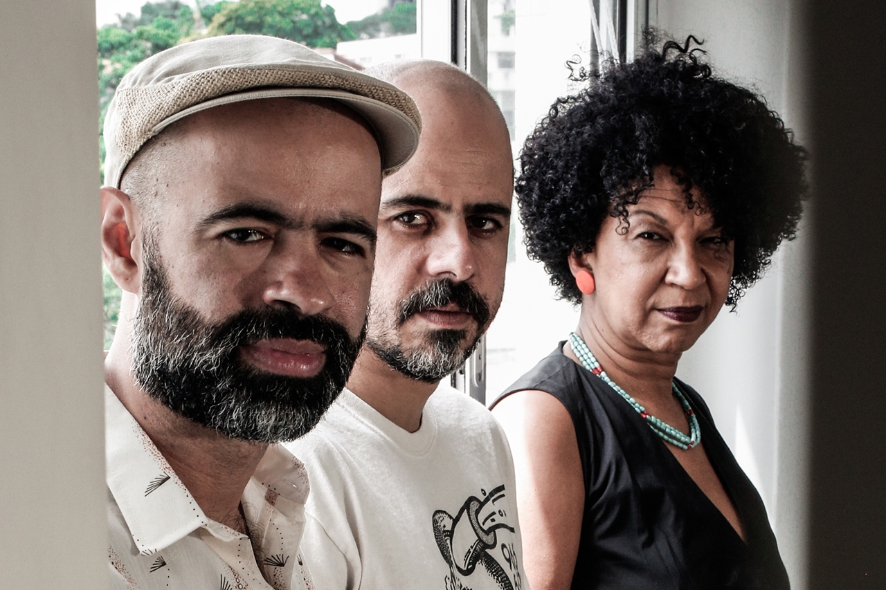 Rodrigo Campos, Juçara Marçal e Gui Amabis em divulgação do projeto Sambas do Absurdo