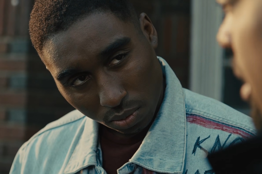Demetrius Shipp Jr. dando vida a Tupac Shakur na cinebiografia All Eyez on Me