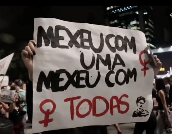 Cartaz com os dizeres "mexeu com uma, mexeu que todas", que inspirou o título do documentário de Sandra Werneck