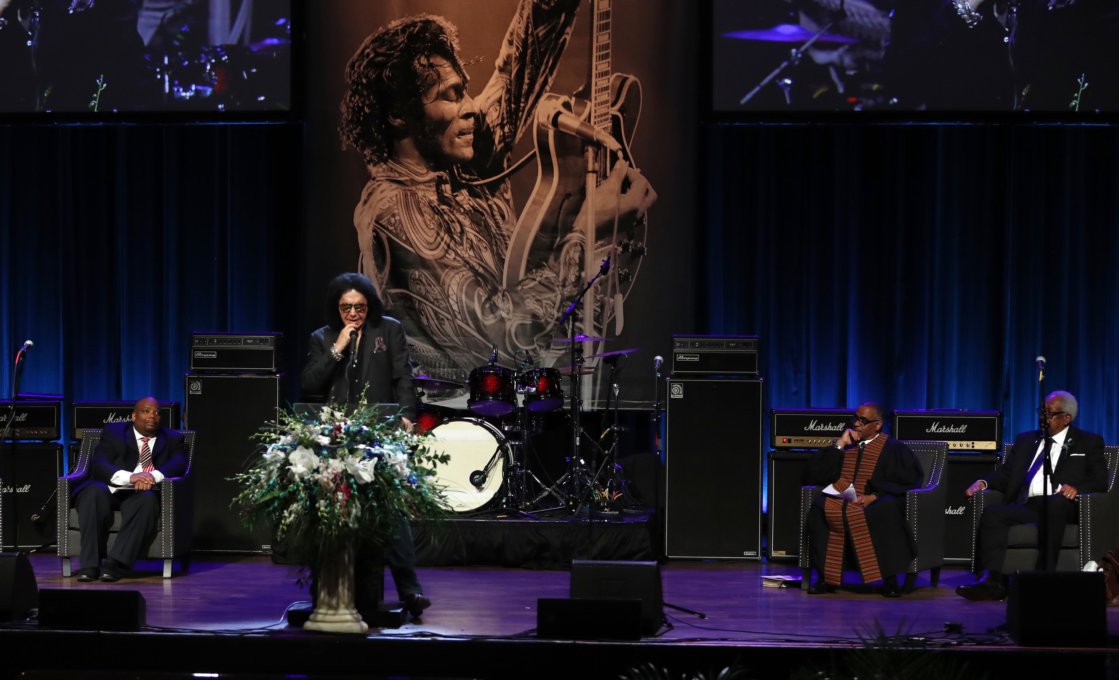 Gene Simmons, baixista do Kiss, em discurso no velório de Chuck Berry