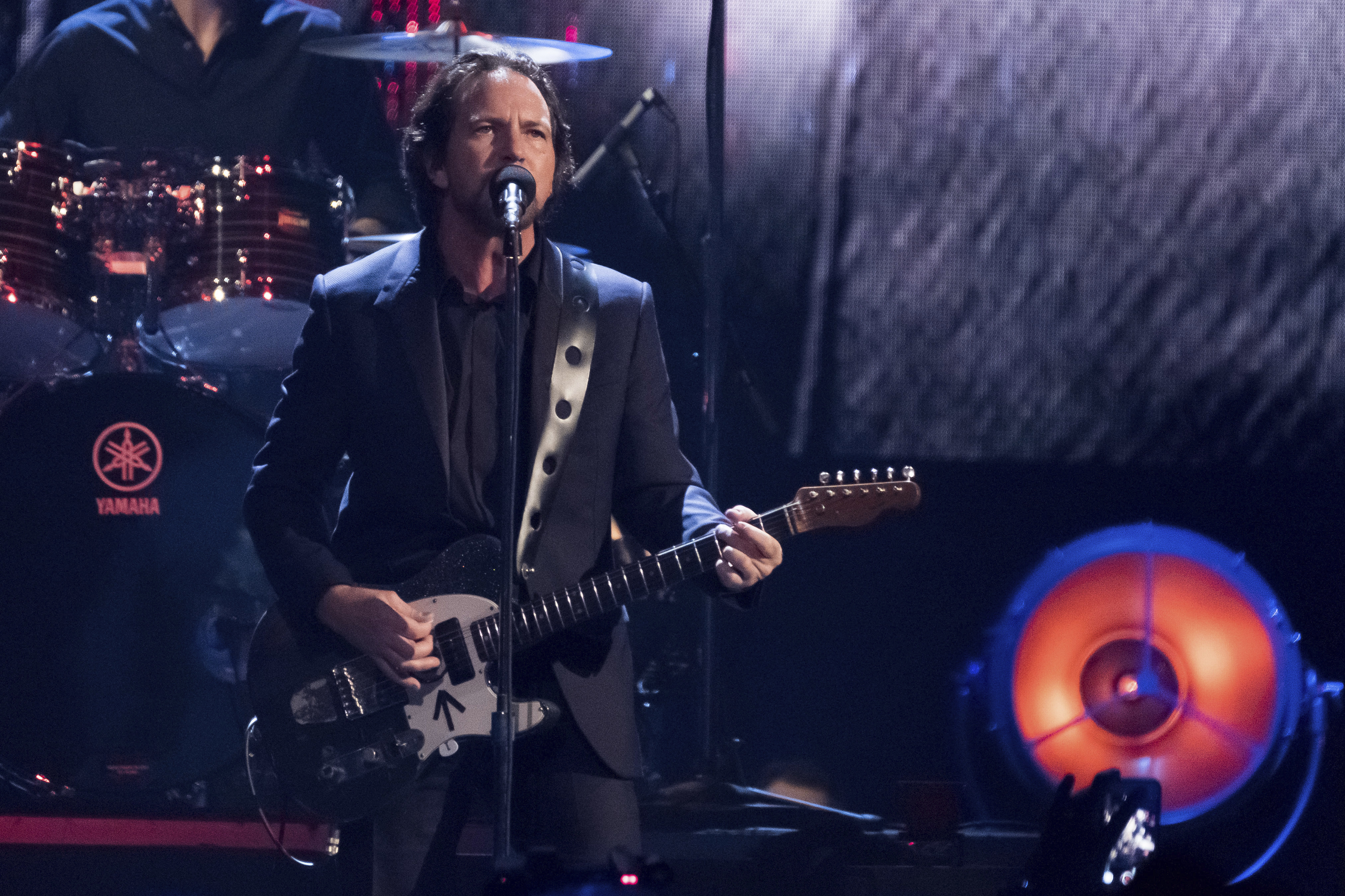 Eddie Vedder em apresentação icônica do Pearl Jam no Hall da Fama do Rock 2017