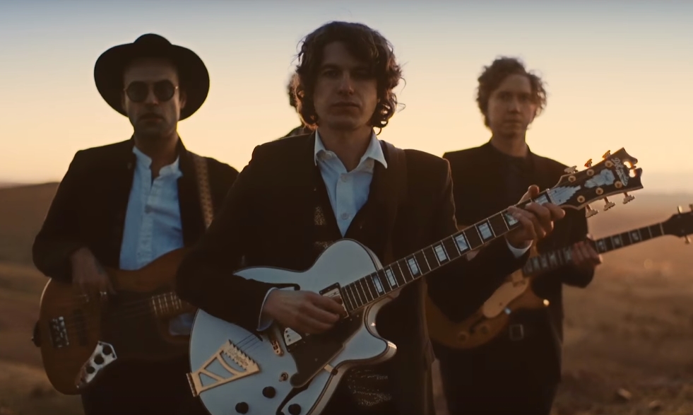 Cena do clipe de "Be Who You Are" do The Kooks