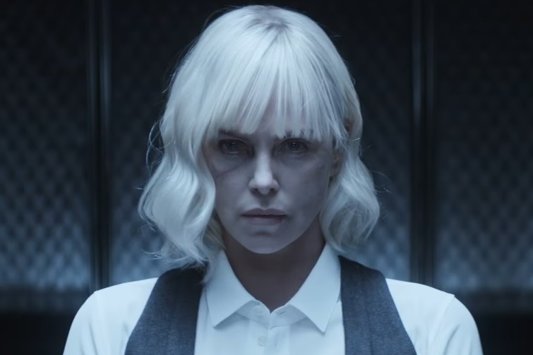 Charlize Theron em cena do filme Atômica