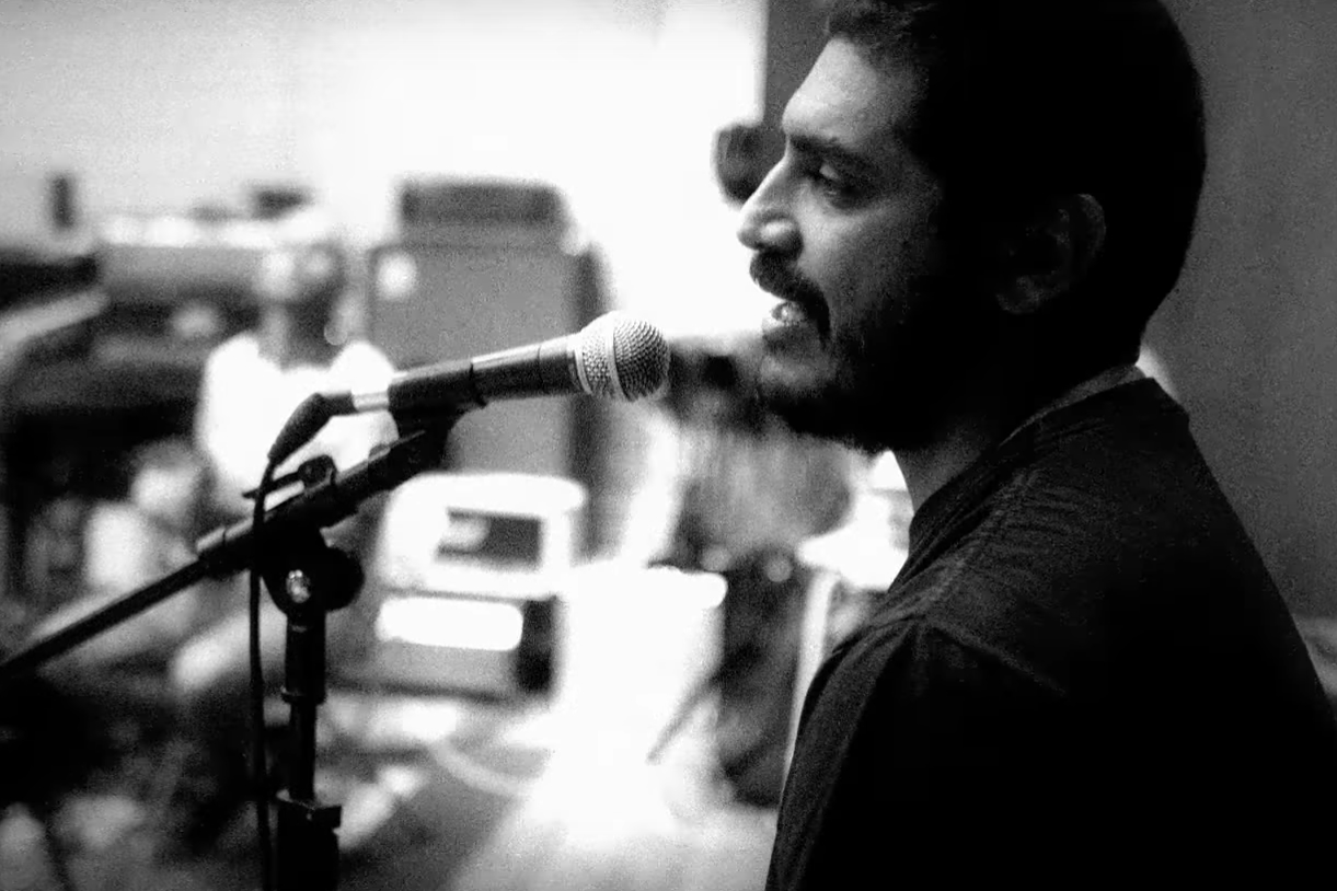 Criolo em cena do clipe do single “Menino Mimado”