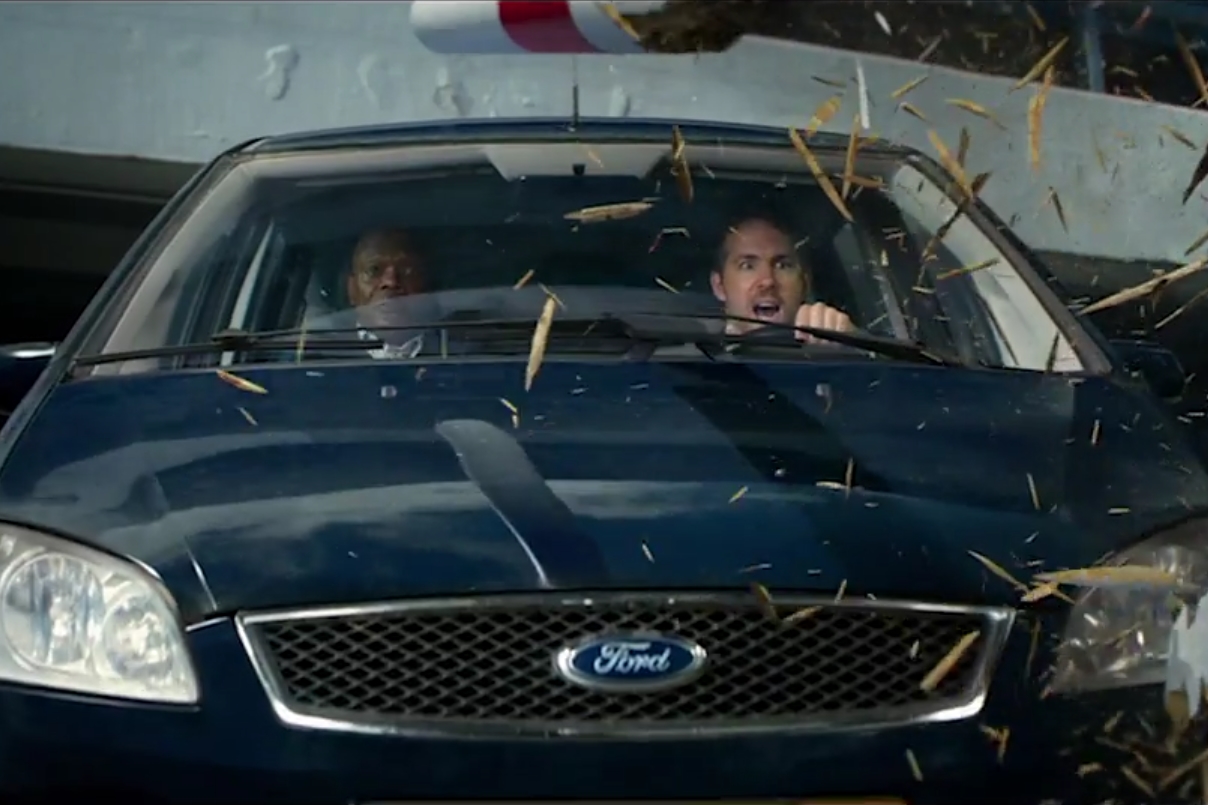 Ryan Reynolds e Samuel L. Jackson em cena do trailer de Hitman's Bodyguard