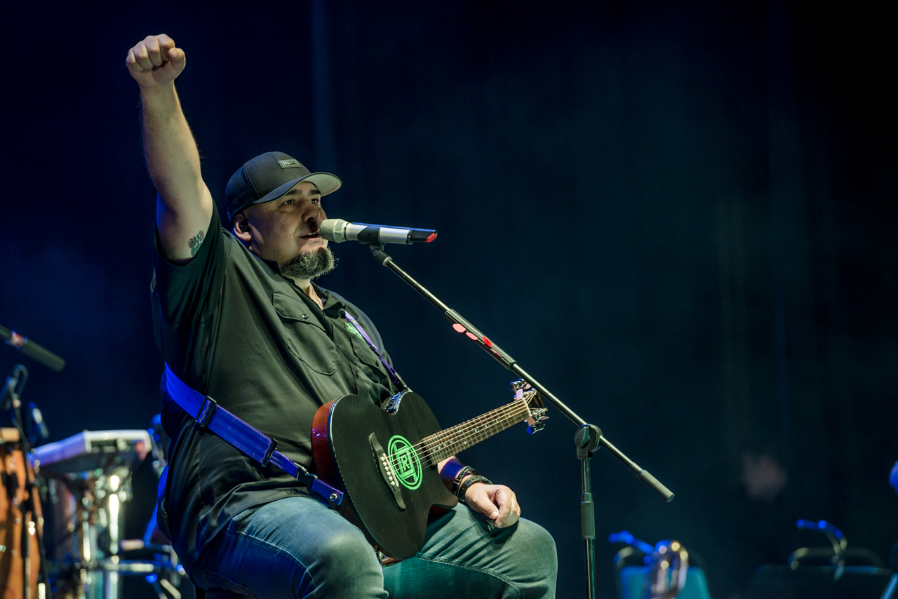 Digão, vocalista do Raimundos, durante a gravação do filme/álbum ao vivo acústico